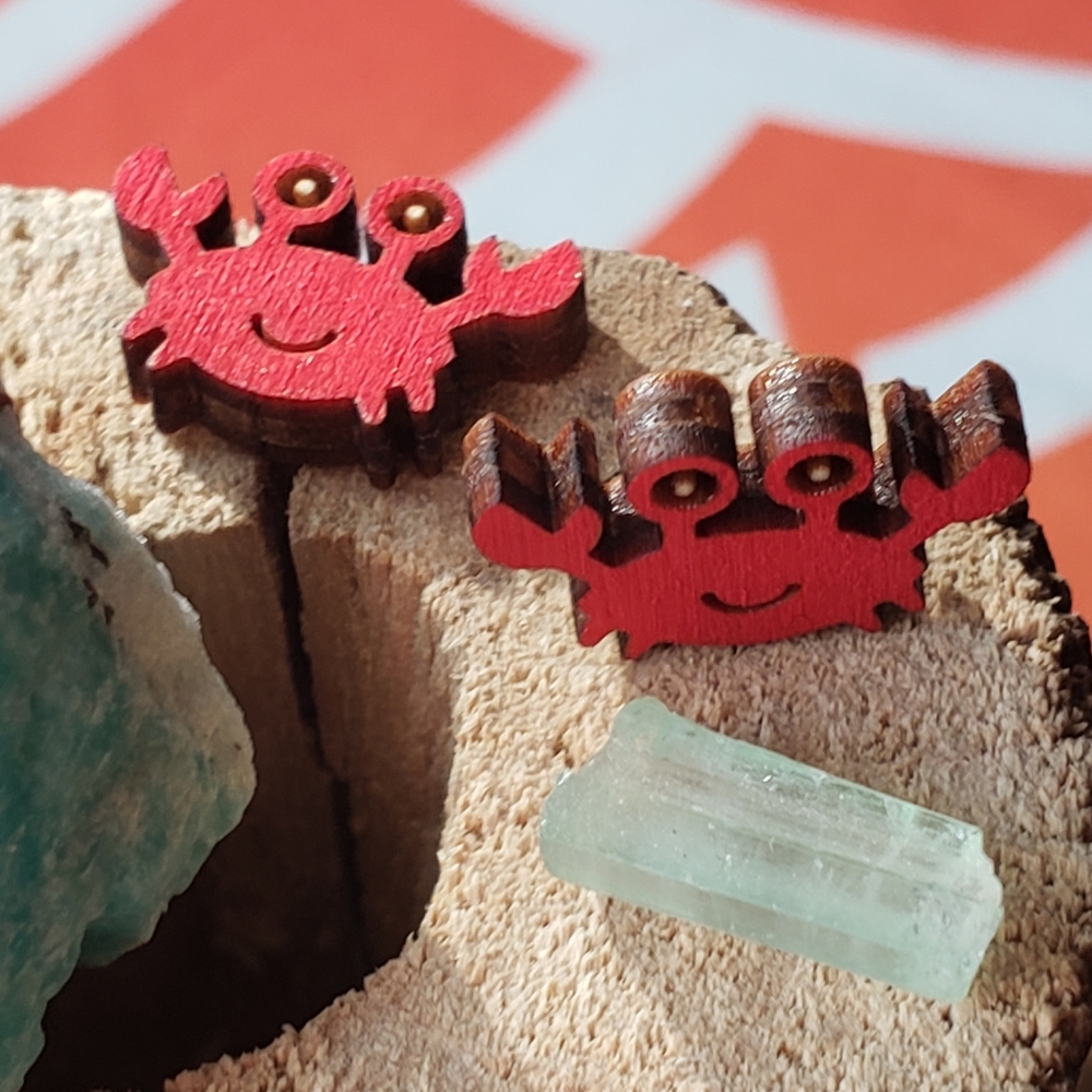 Happy little crab wood stud earrings - Picture 3 of 4